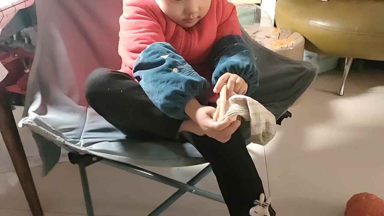 20241126陈灵兮闯关练习穿袜子