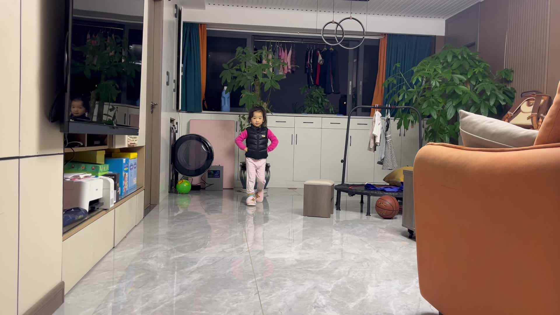2024.11.17大B班温欣叉腰踏步走.mov