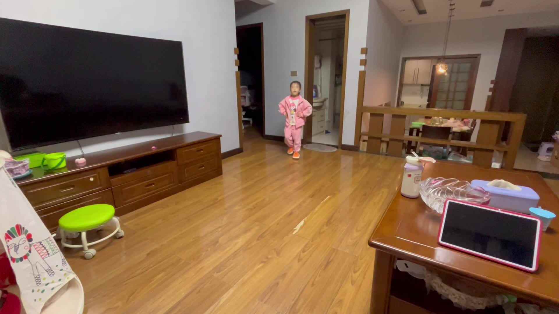 大B班李茵琪练习叉腰踏步走