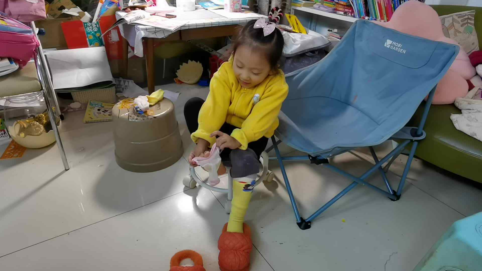 ⁣20241125陈灵兮闯关练习穿袜子