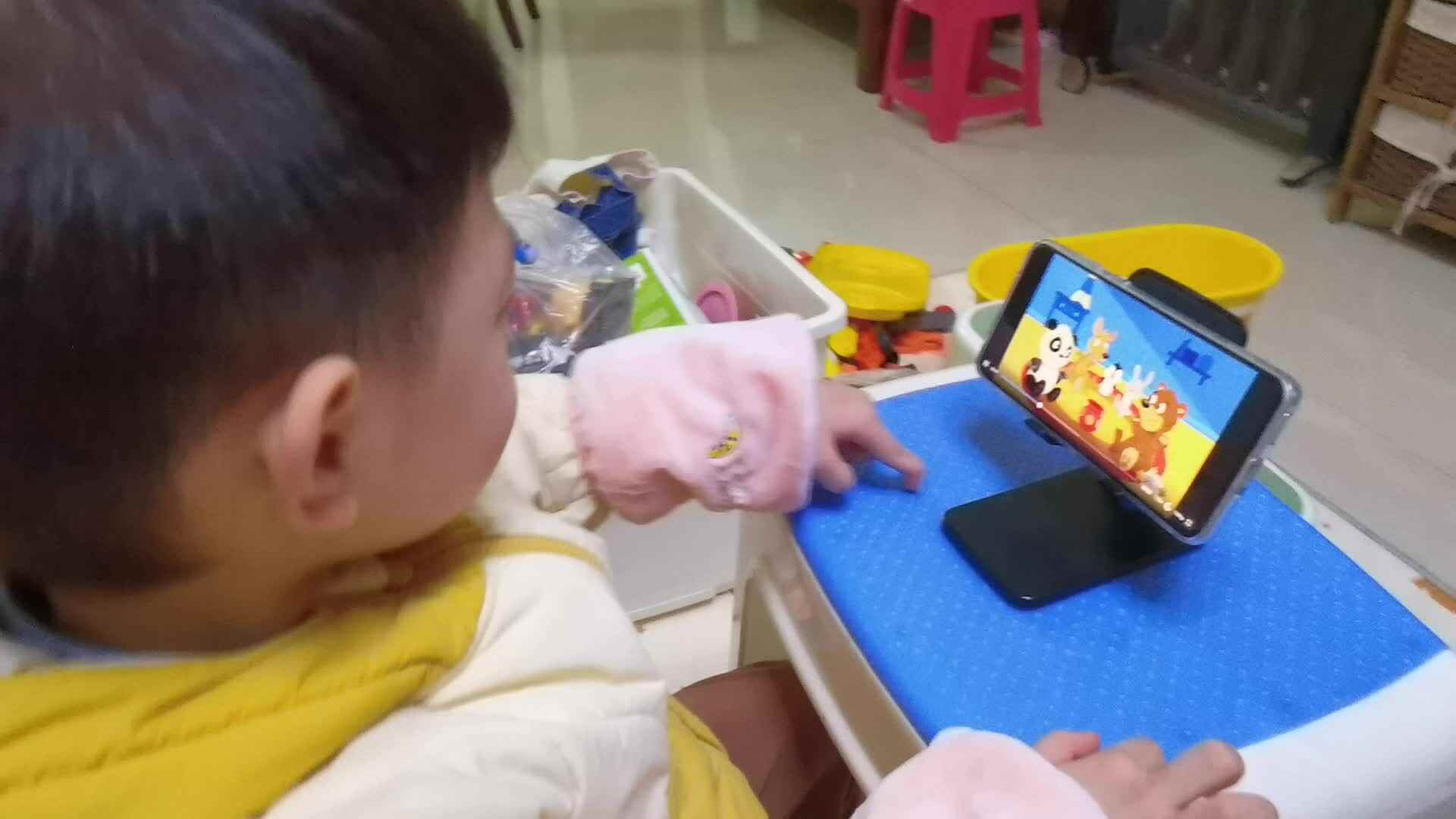 中A班陈栎安11.24观看英语视频8.mp4