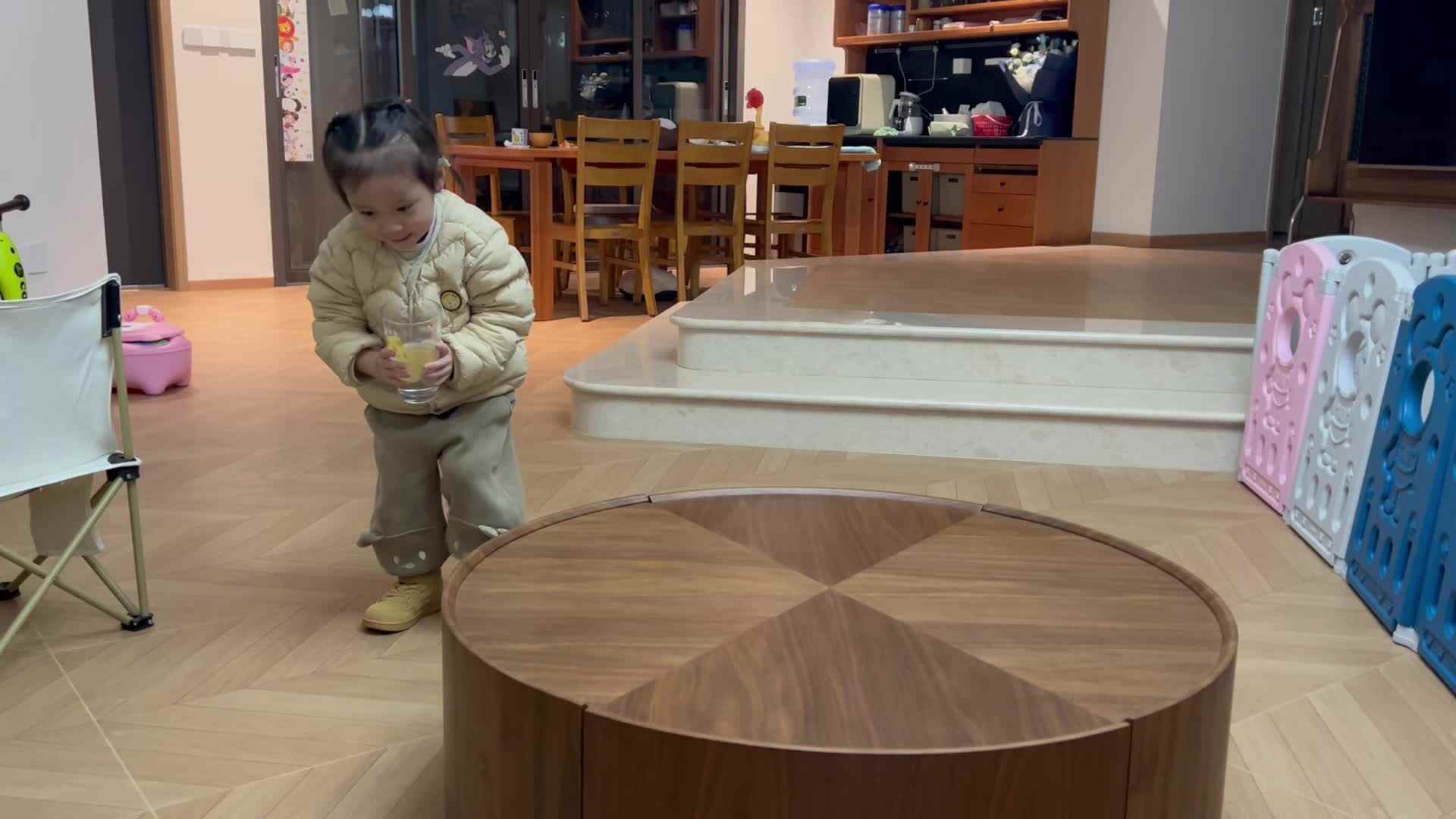 20241126感恩节给妈妈端水喝