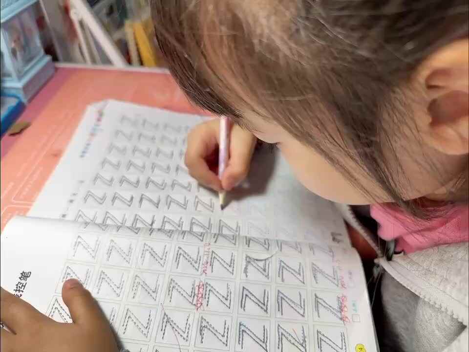 ⁣⁣⁣⁣⁣⁣20241109 大 B 班舒琳芯控笔训练
