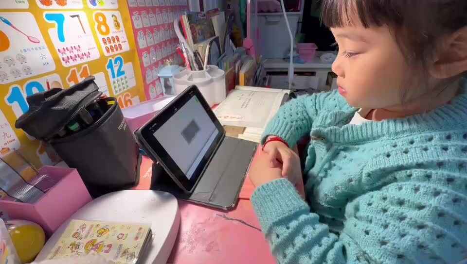 ⁣⁣⁣20241124大B班舒琳芯观看古诗视频《蜂》