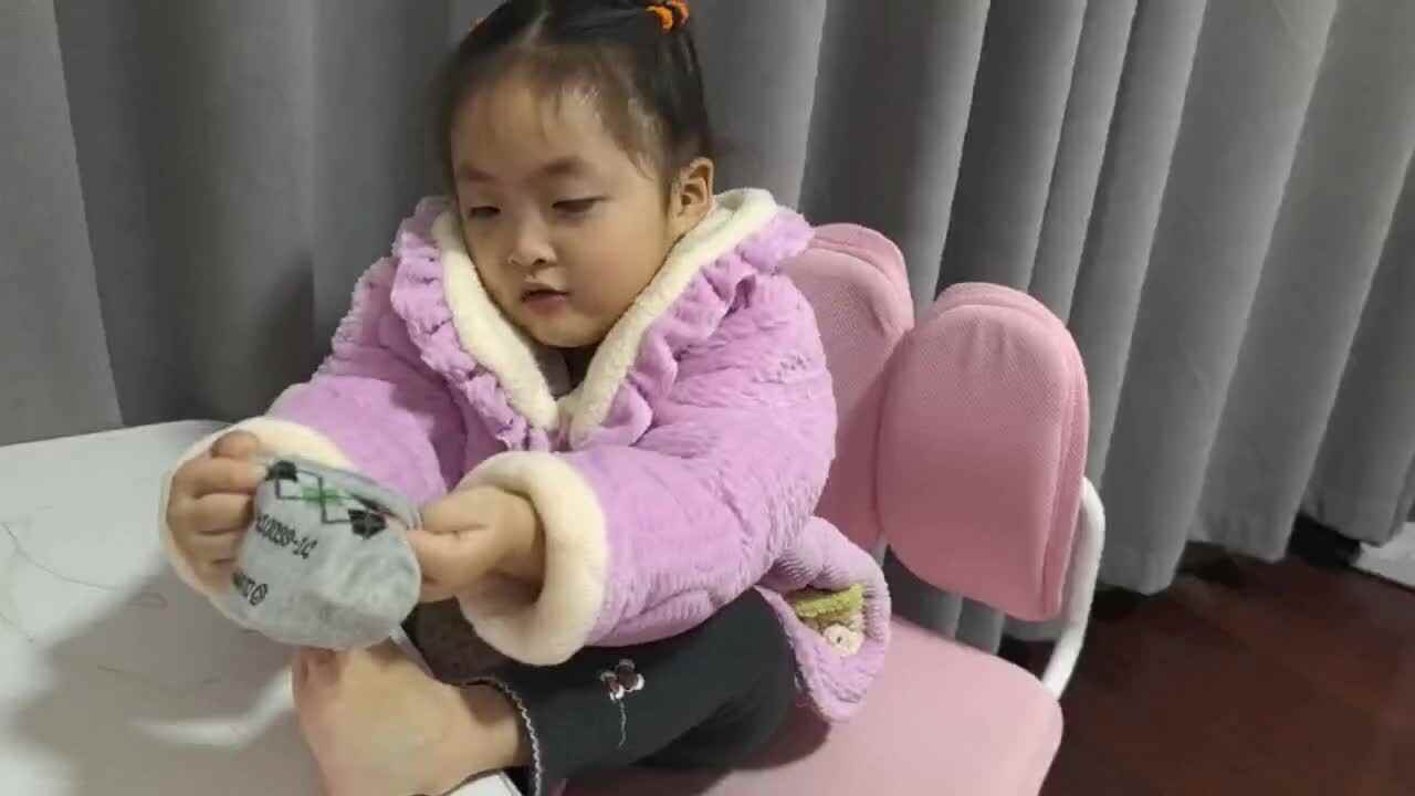 中A班2024.11.28艾琰茹--穿袜子