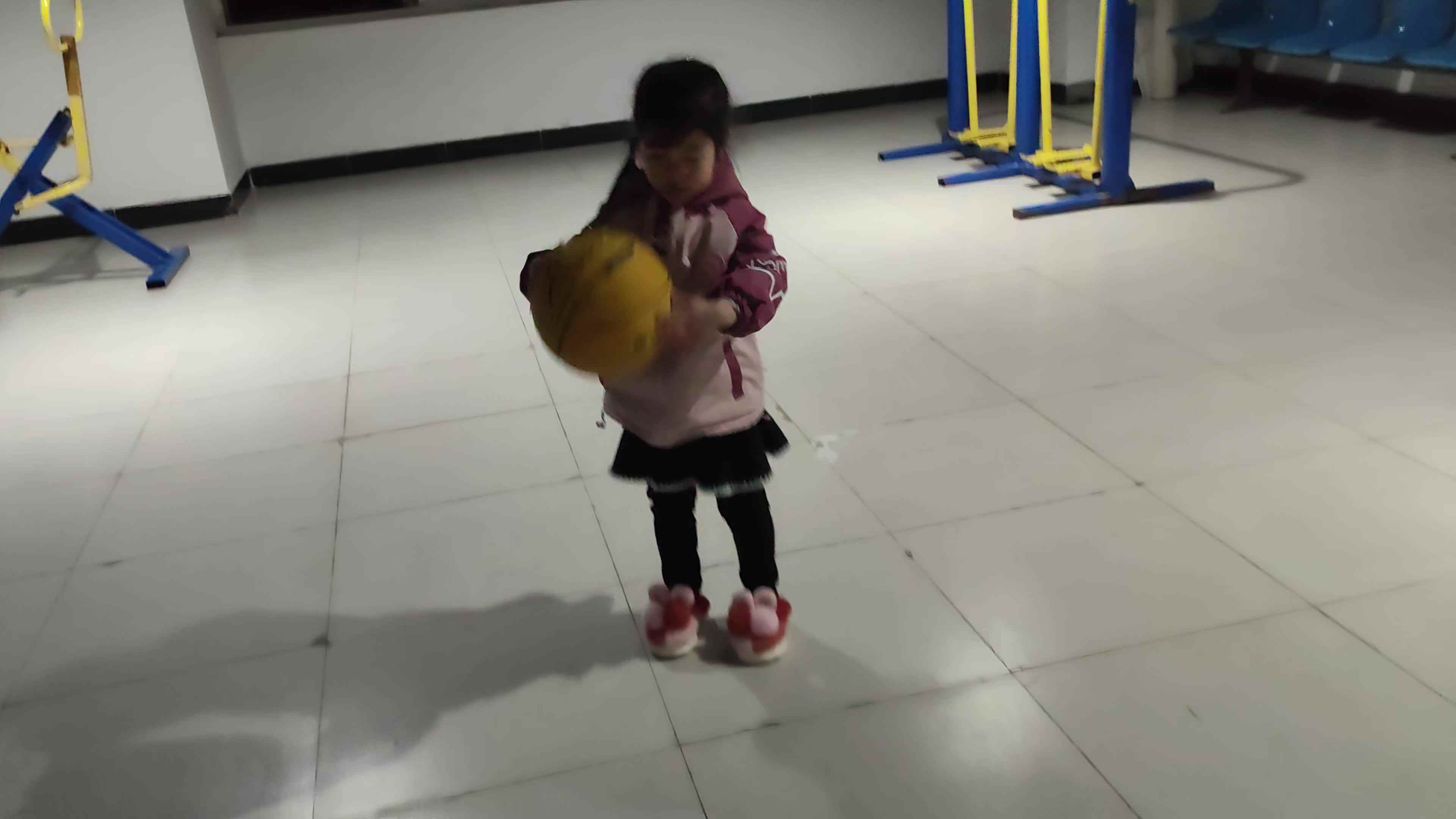 大B班 徐子伊  拍球练习