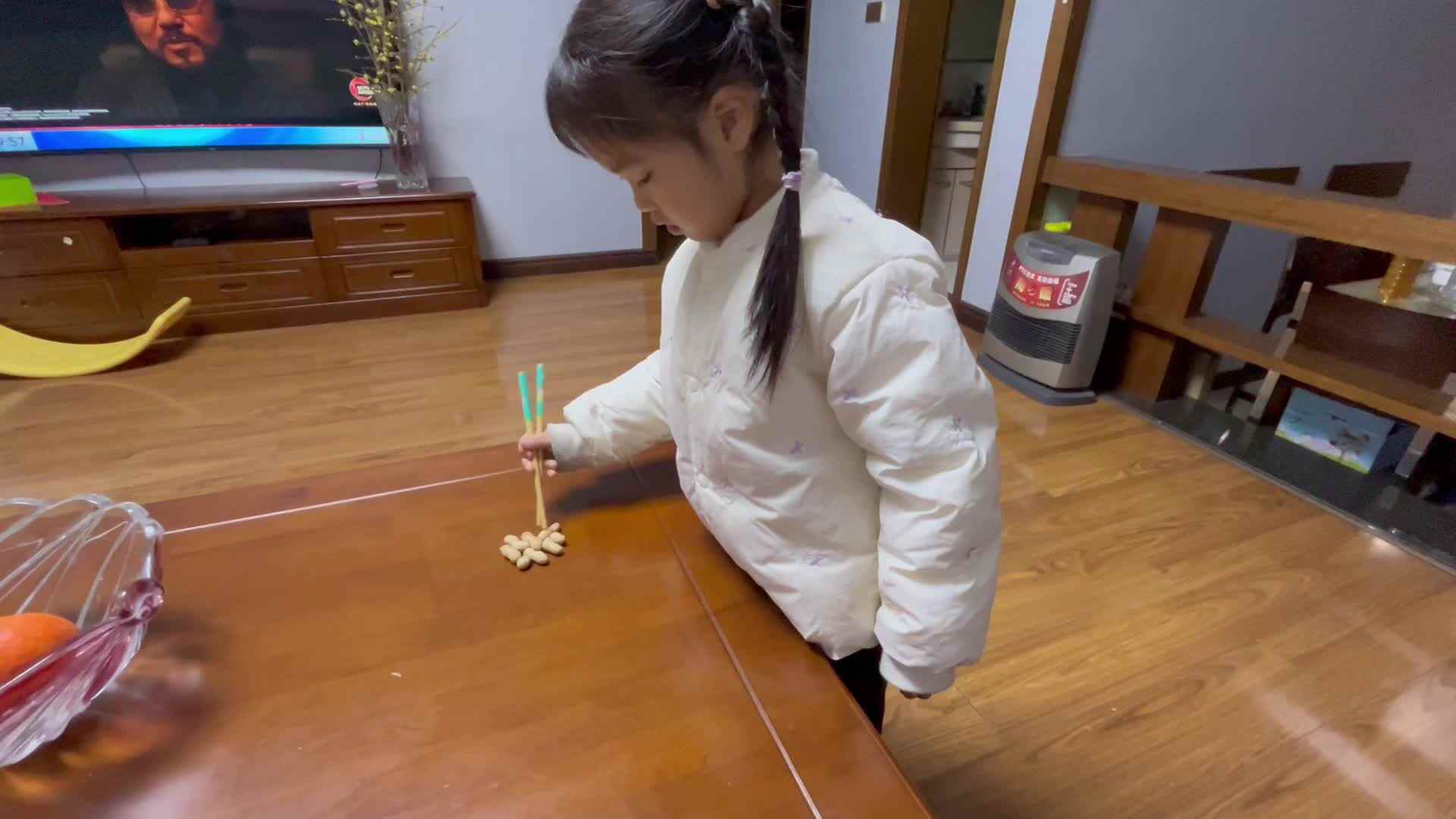 大B班李茵琪练习使用筷子
