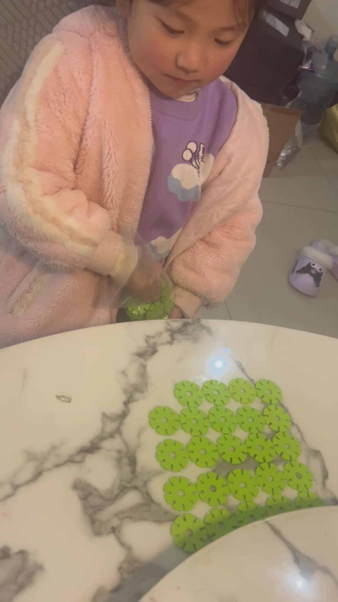 ⁣大B班李瑞溪摆雪花片