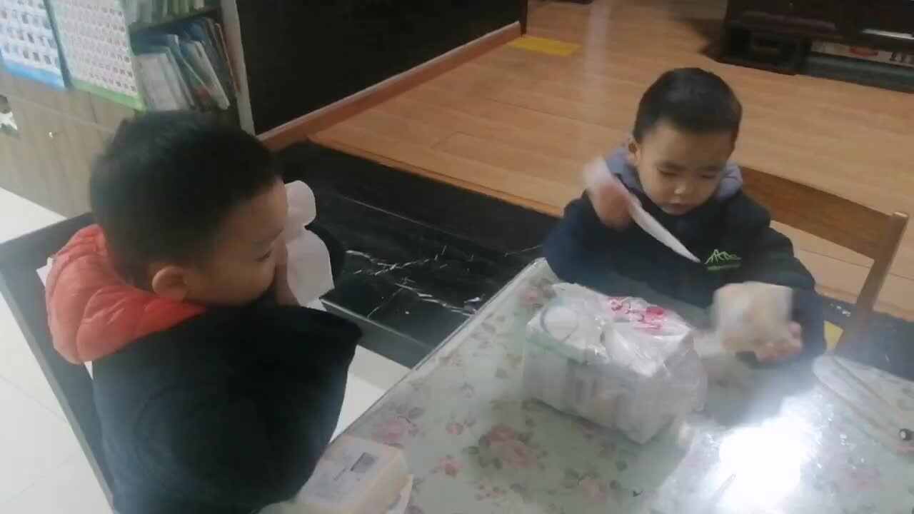 ⁣⁣⁣⁣⁣⁣⁣⁣⁣⁣⁣⁣⁣⁣⁣⁣⁣⁣⁣⁣⁣⁣⁣中A班2024.12.11李柯辰李柯佑擦鼻涕.mp4