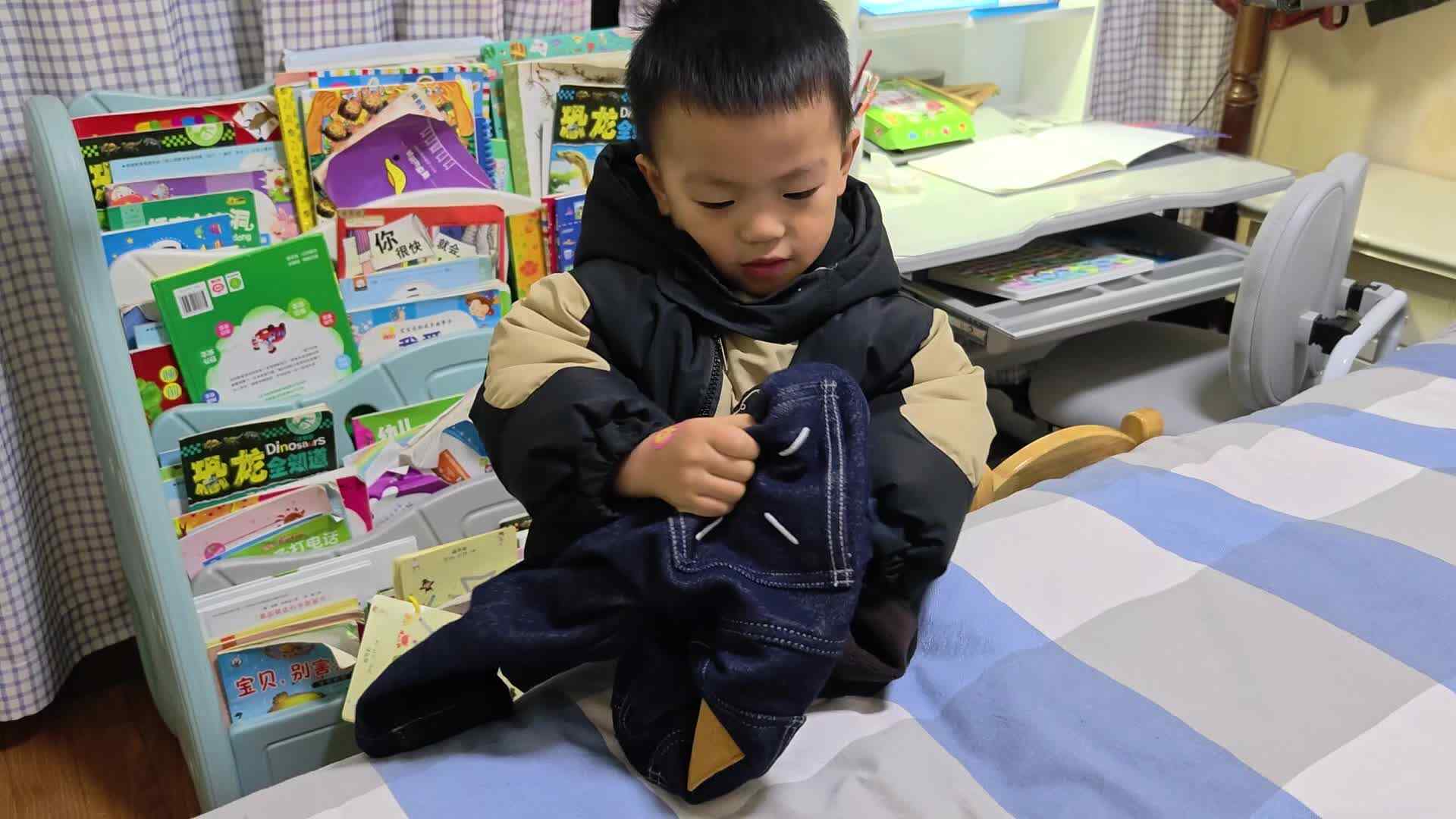 2024-12-23中a班陈禹呈叠裤子
