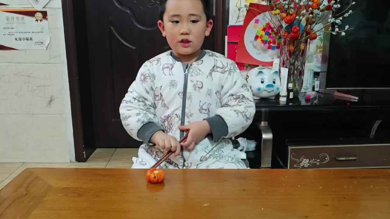20241219大B班赵芃栎练习使用筷子