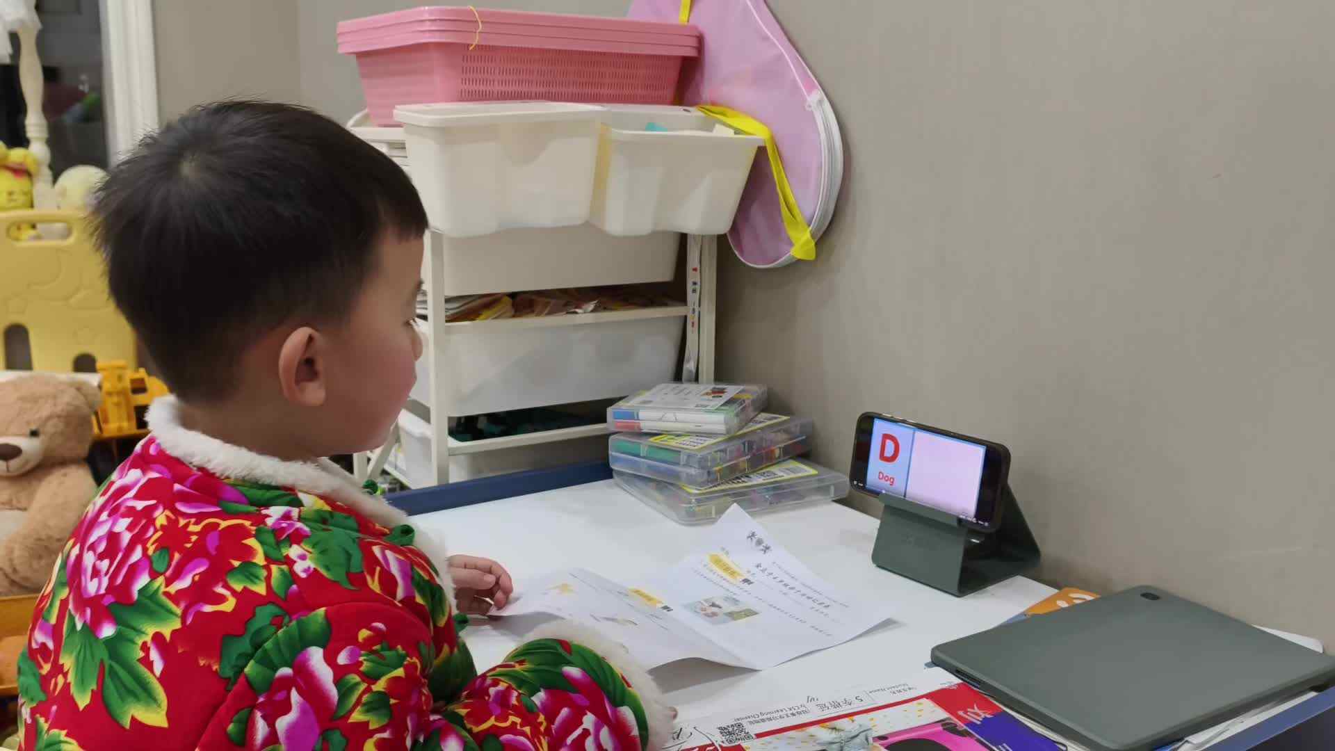 2024.12.22中A班李楷延——观看英语视频及朗读单词.mp4
