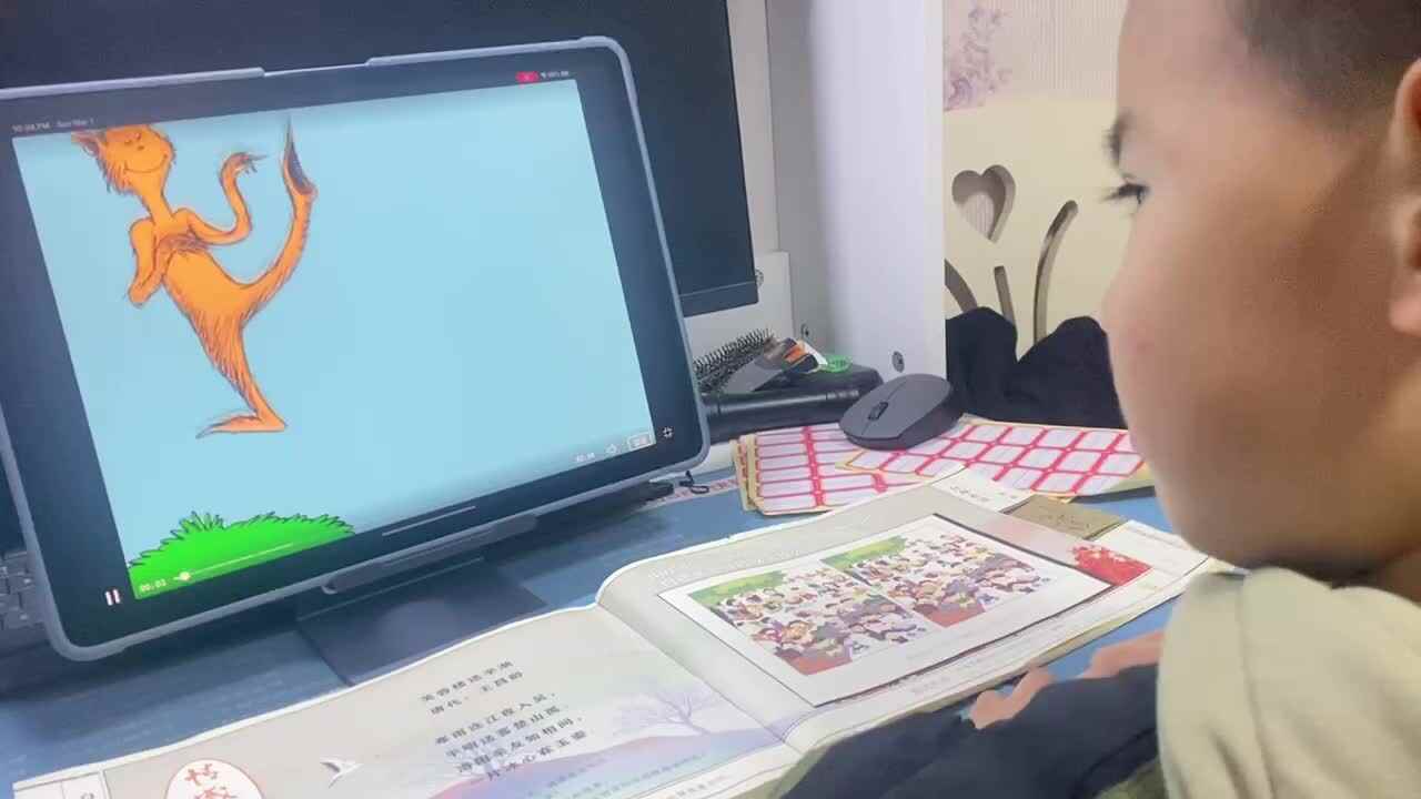 ⁣大B班吕子垚观看英文故事（The Foot Book）20241213.MOV