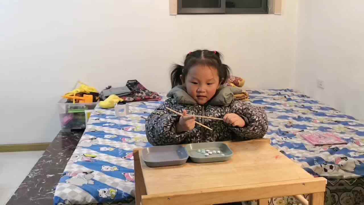 大A班李盈莹 练习使用筷子mp4