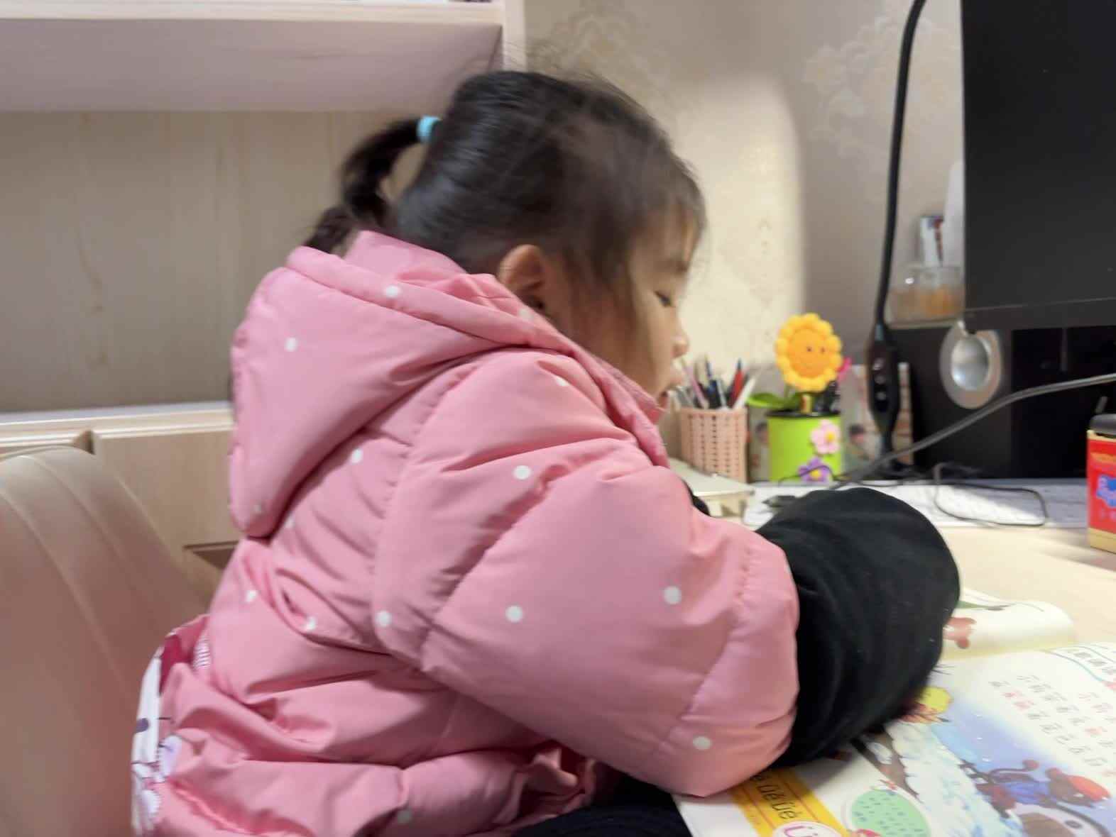 学前B班蒲依诺2024.12.10日指读(复韵母ue 的词组).mp4