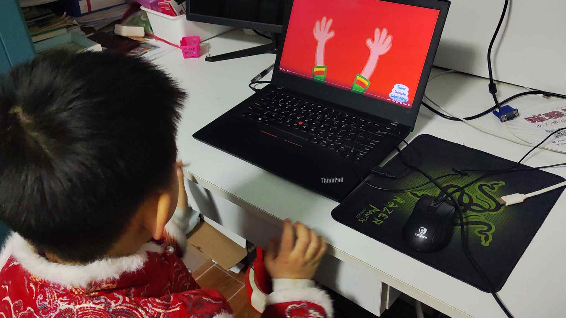 20241217大B班李锦城观看英语视频