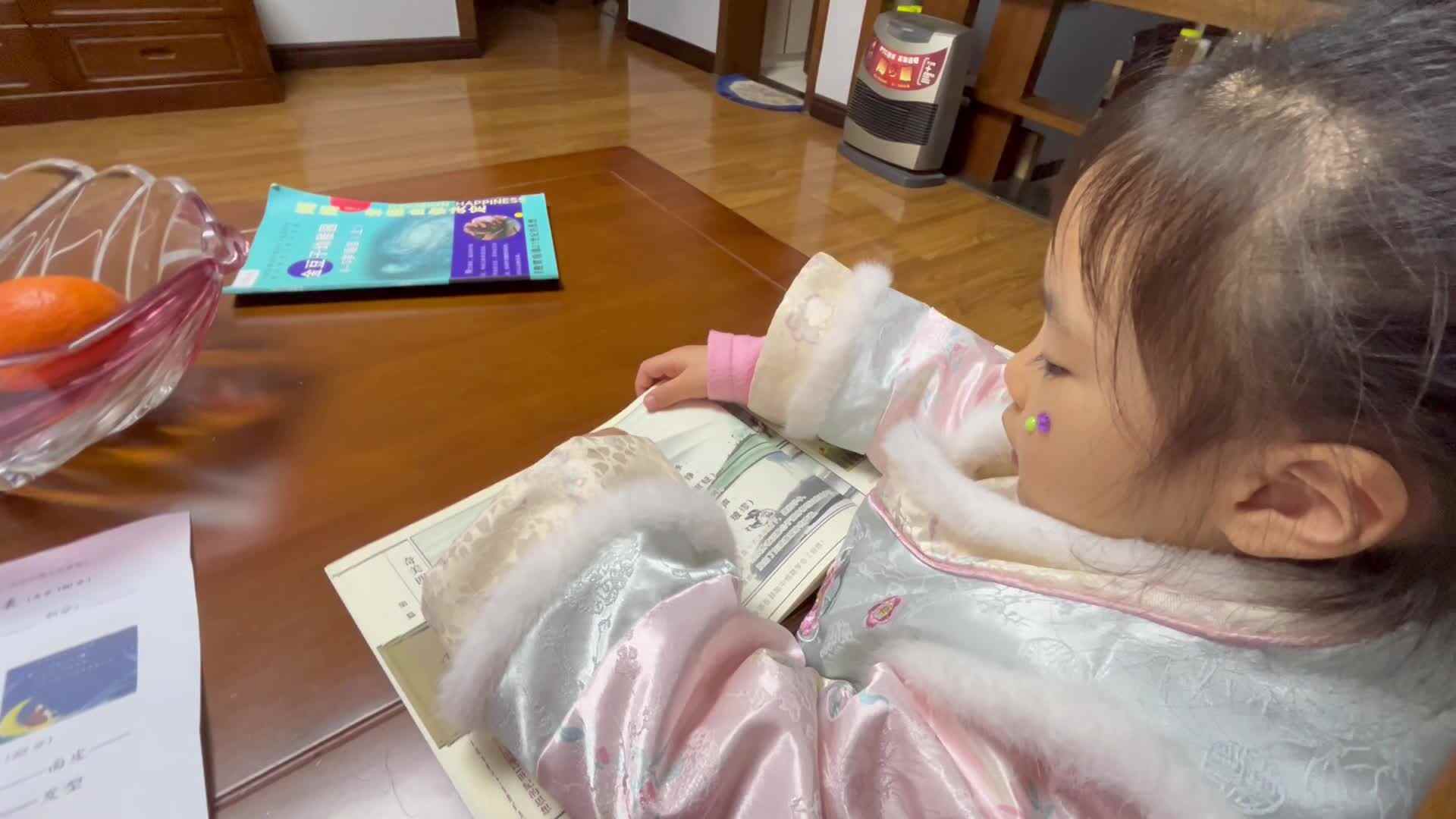 大B班李茵琪指读古诗《稚子弄冰》