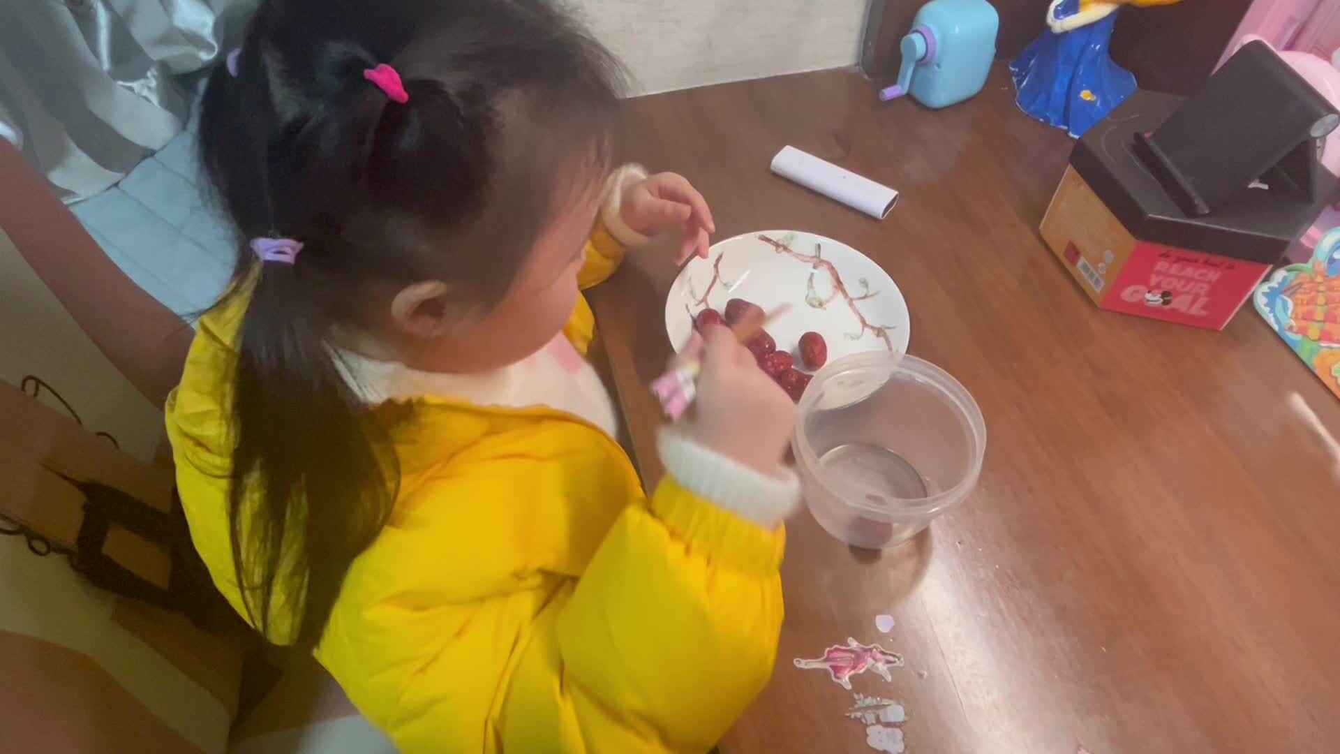 12.19大A班赵欣奕练习使用筷子