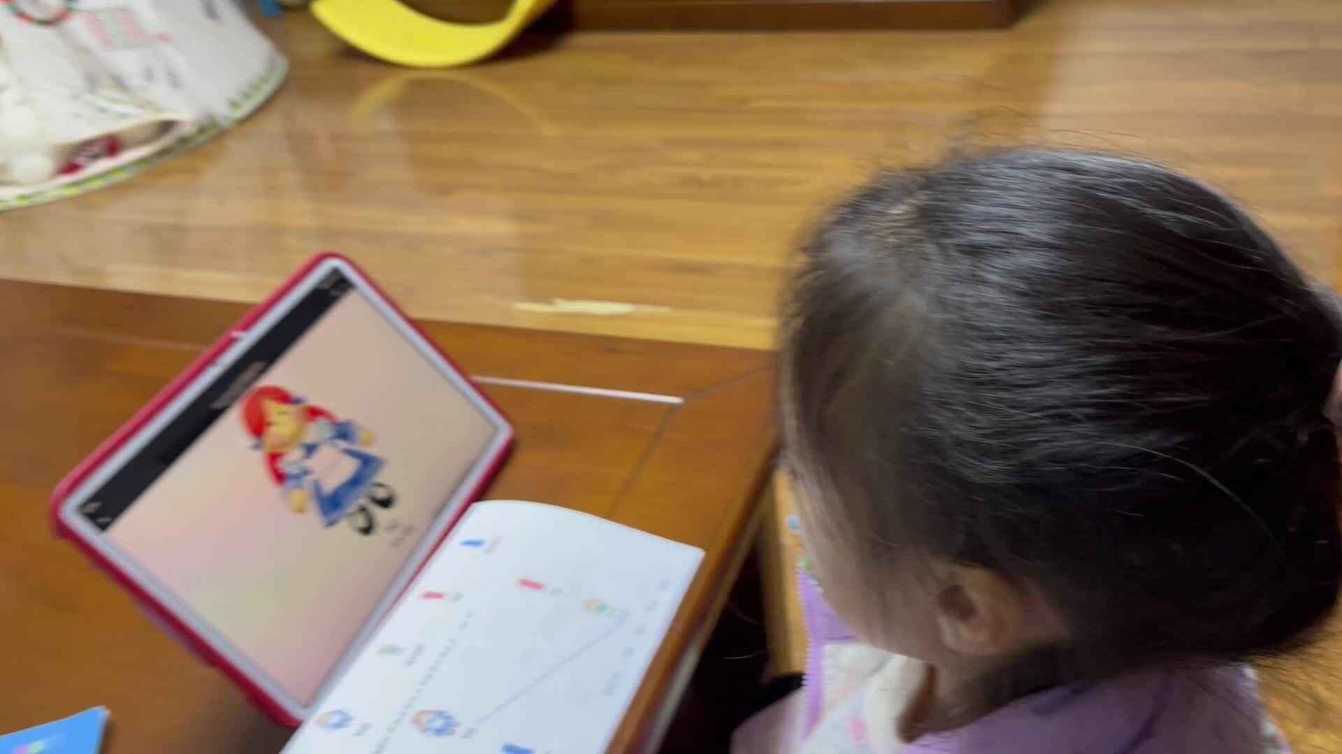 大B班李茵琪观看视频学习反义词