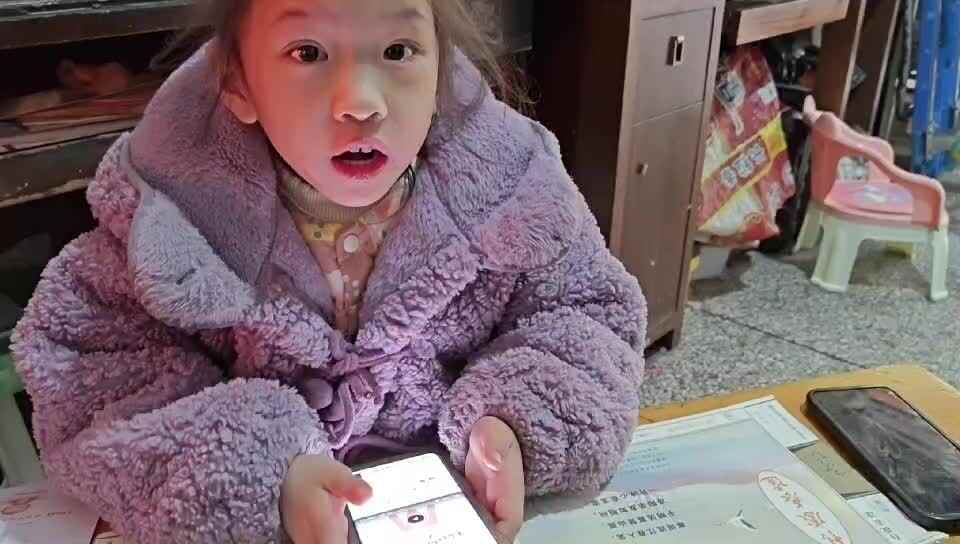 ⁣大a班唐依依观看英语视频
