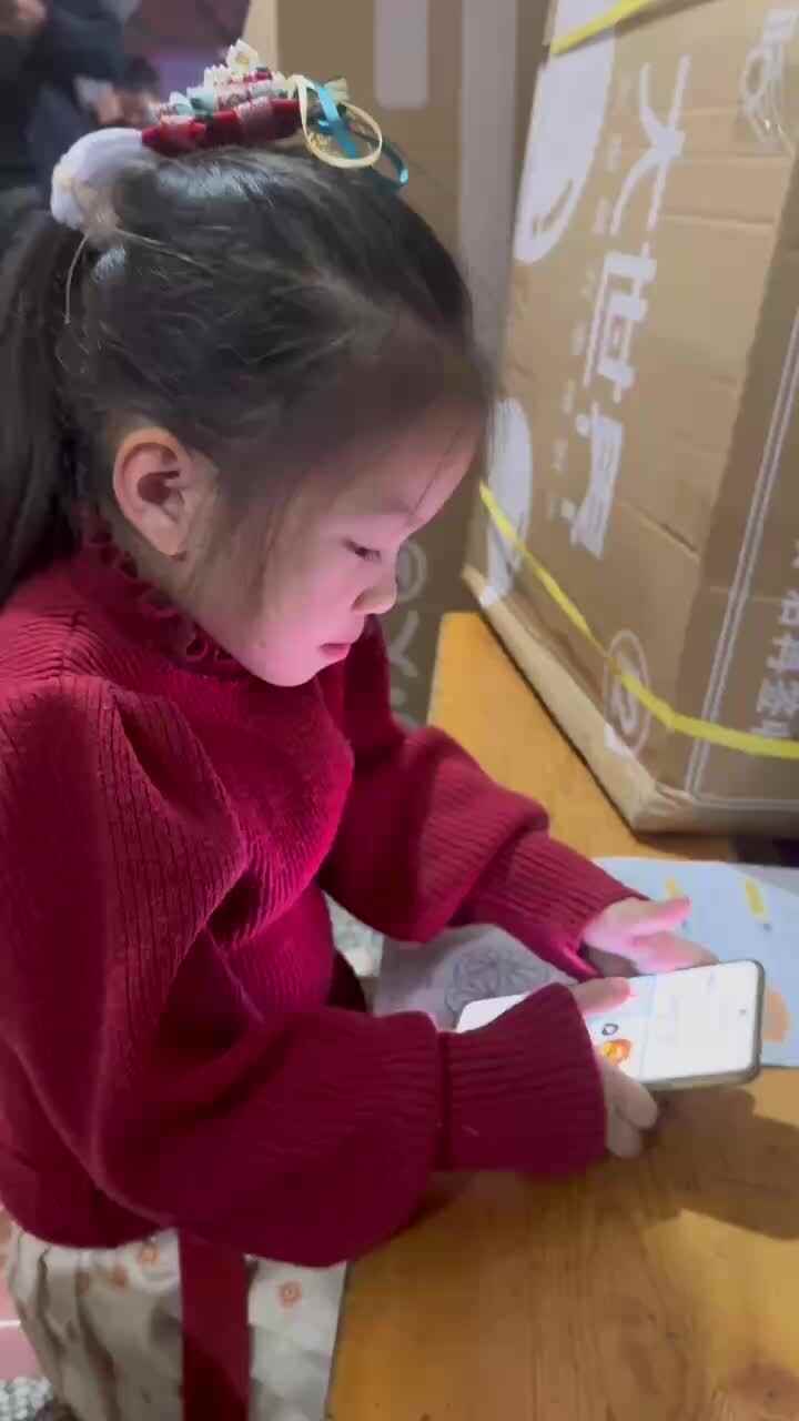 ⁣⁣大a班唐依依观看英语视频