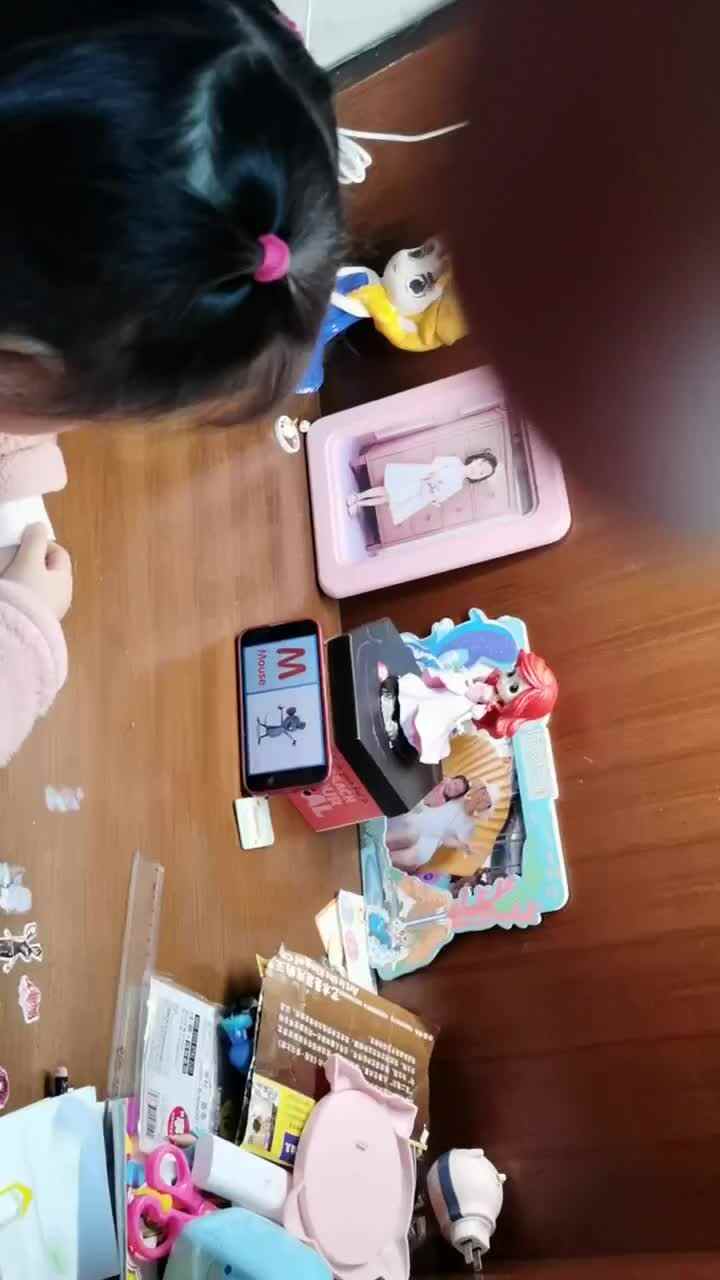 12.10大A班赵欣奕观看英语视频学习M