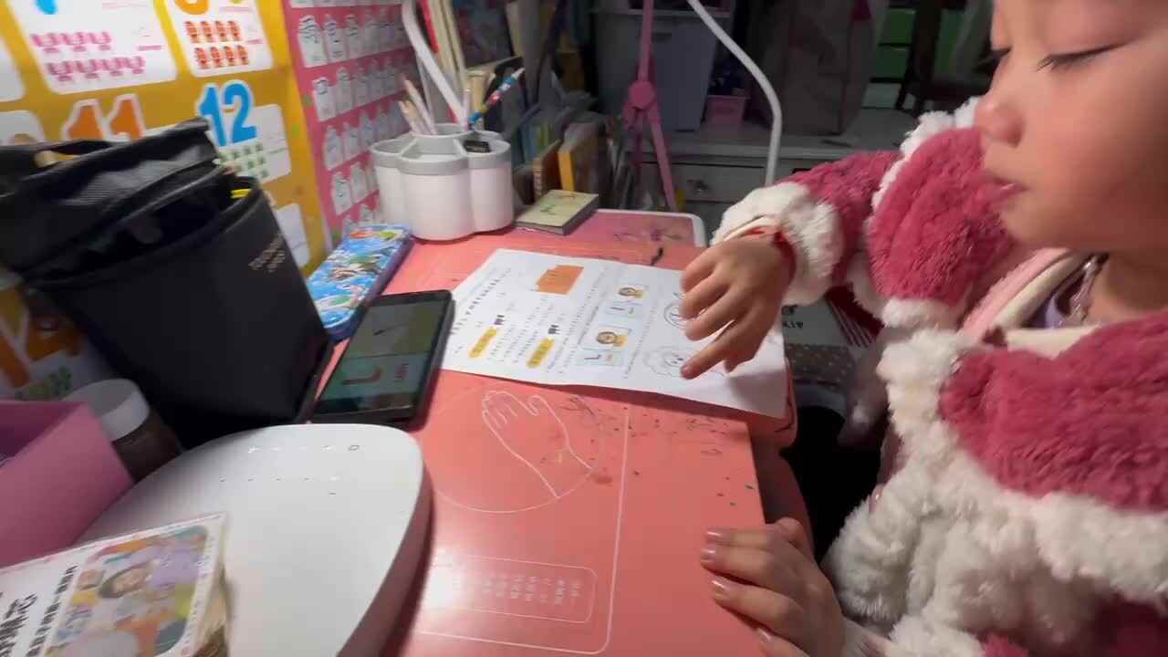⁣⁣⁣20241130 大 B舒琳芯观看英语视频并跟读《L》和《l》