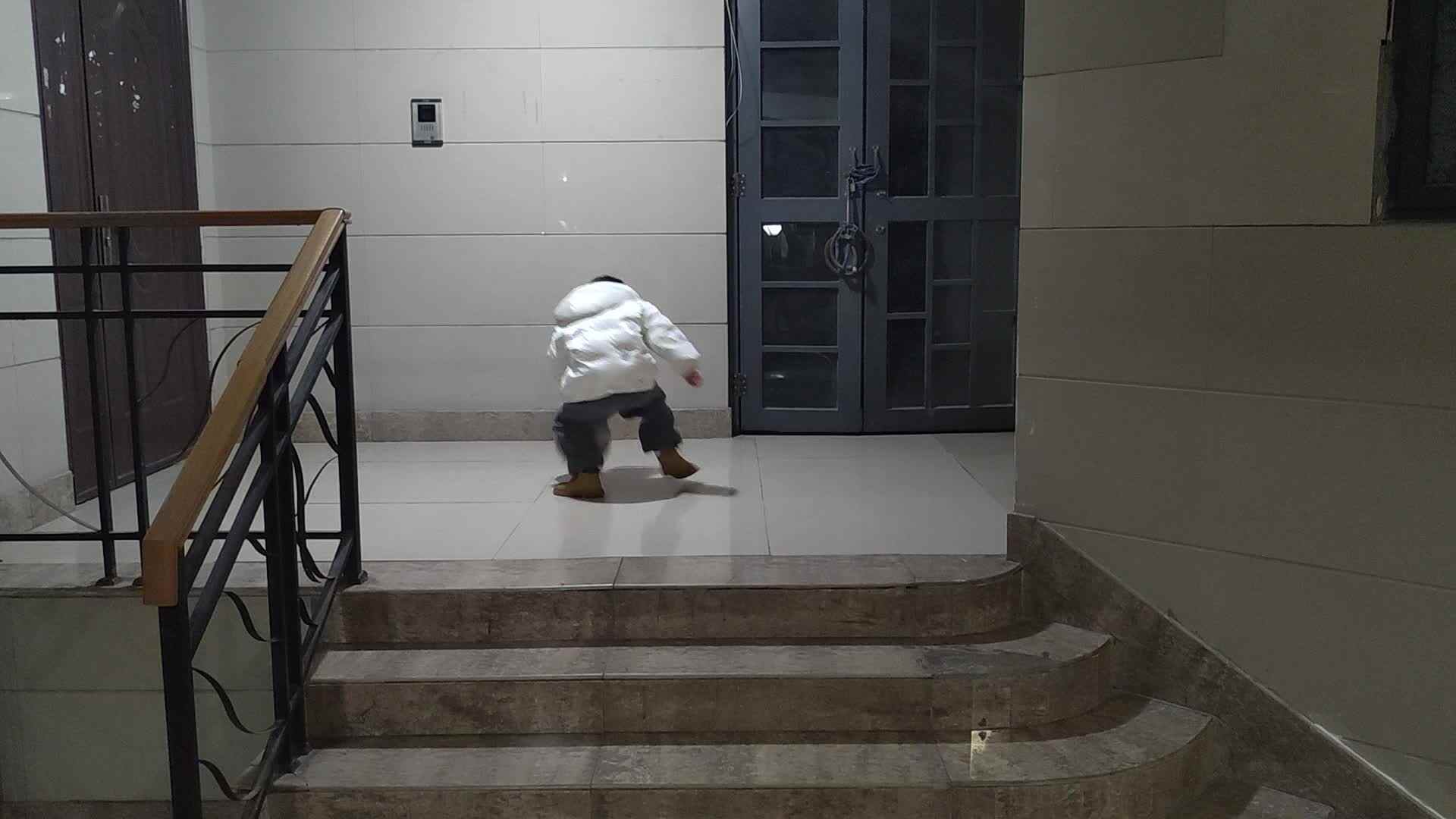 大b班刘倬宇拍球练习VID_20241212_191702.mp4