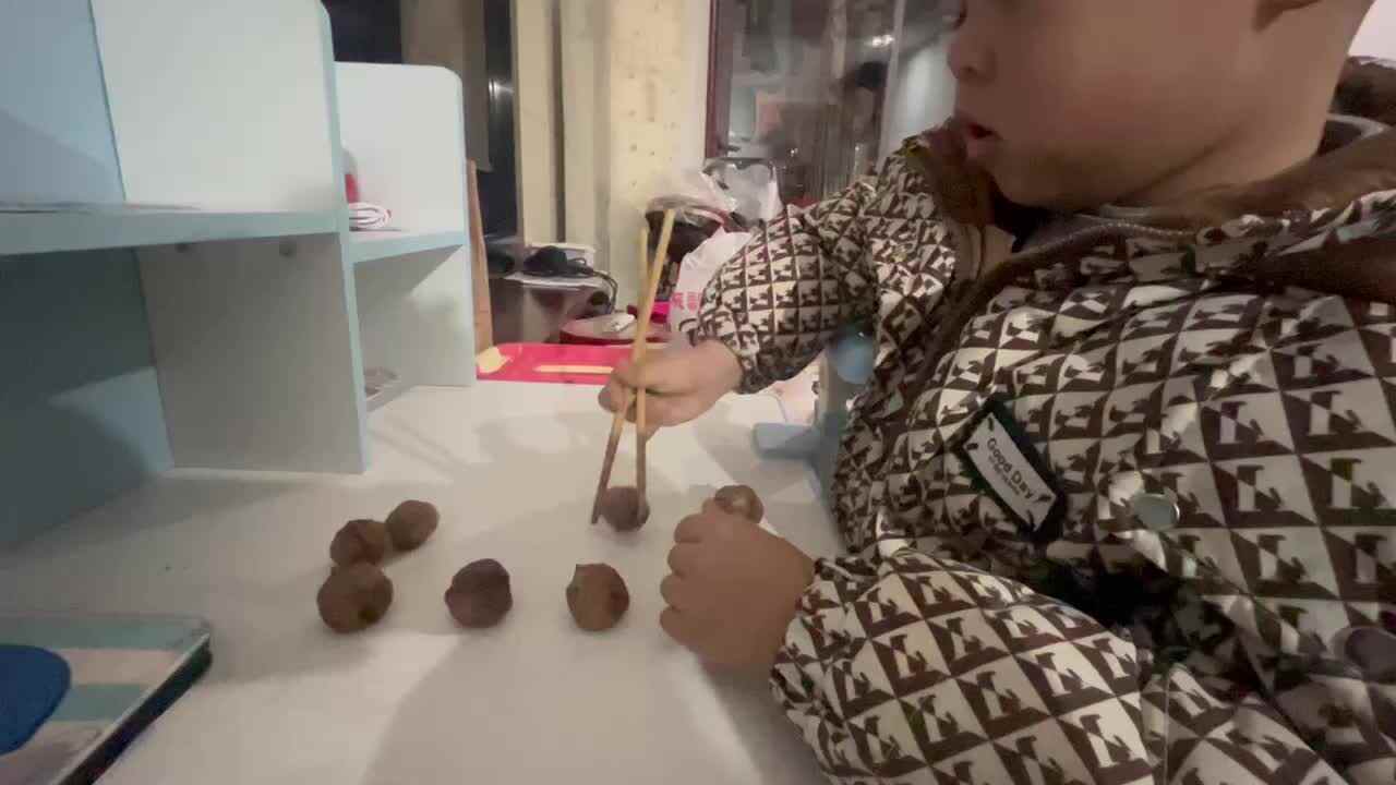 12.19 大b 田熙辰（筷子练习） trim.F70CF9C6-EF50-4942-A9BB-672809AABC4B.MOV