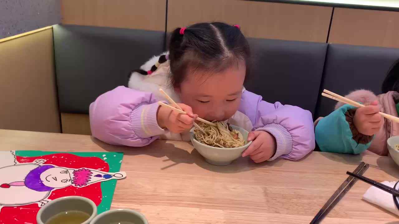 12.16大A班赵欣奕练习使用筷子