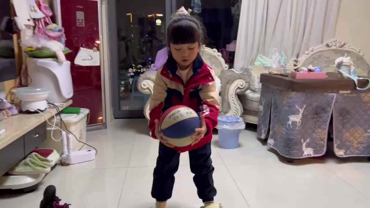 ⁣⁣20241209大B班舒琳芯拍篮球