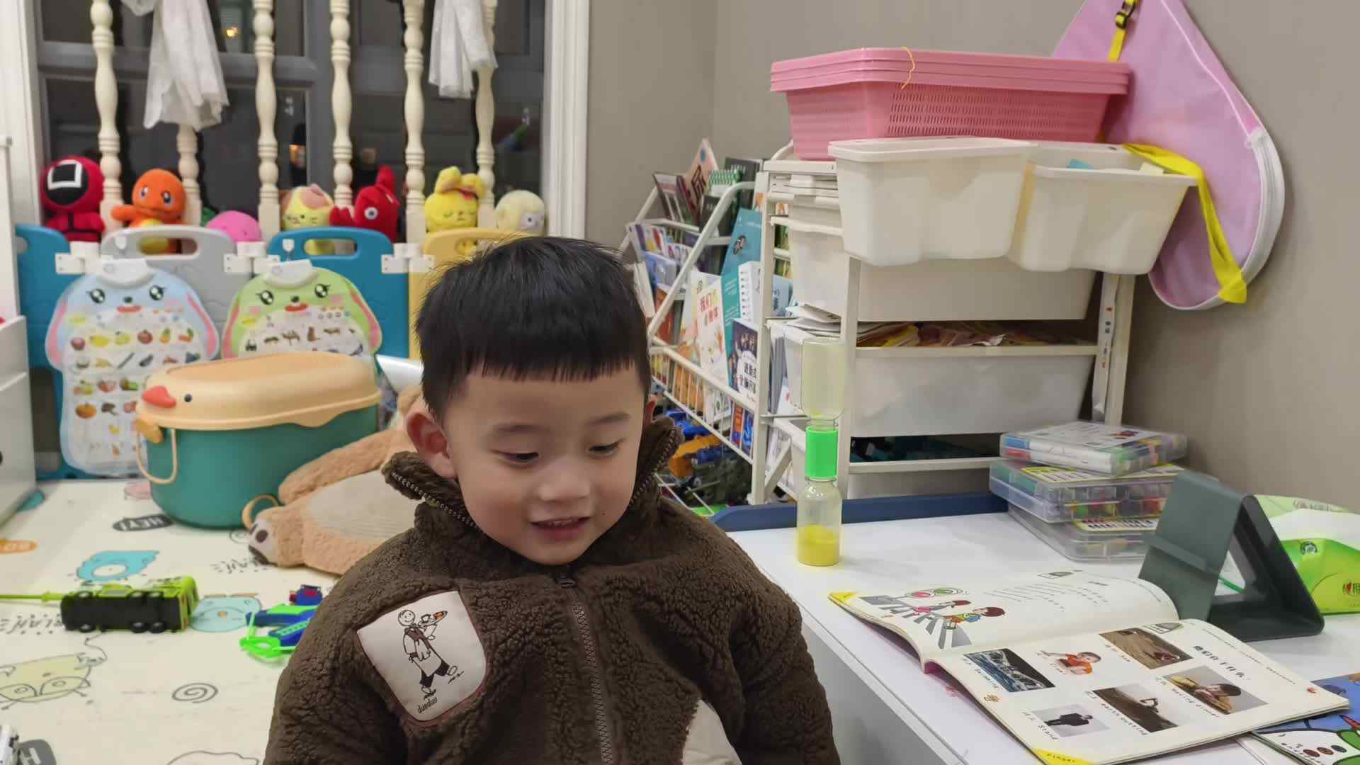 2024.12.18中A班李楷延——指读《他们在干什么》》.mp4