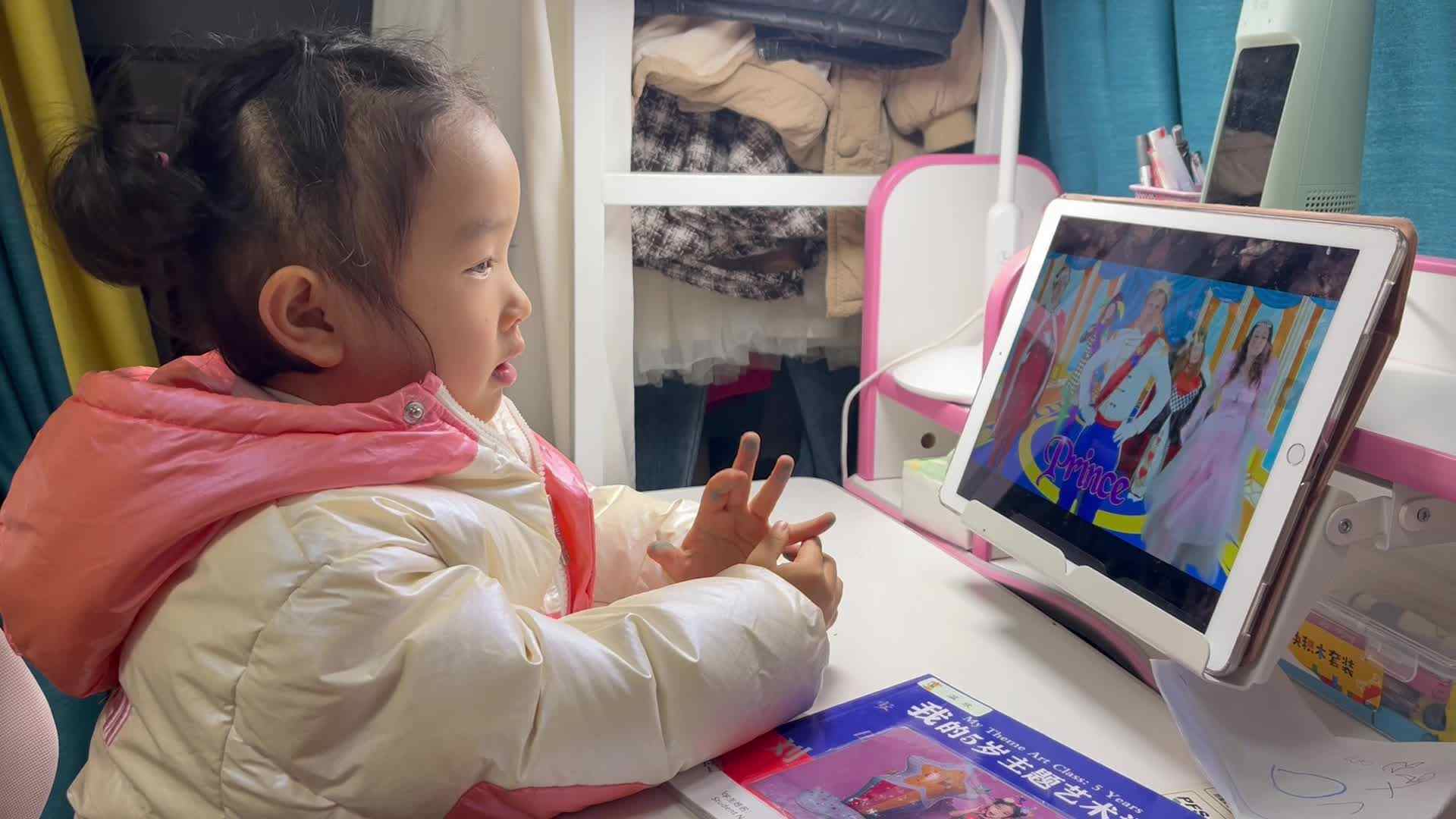 2024.12.03大B班温欣观看英语视频⁣<Royal Finger Family Song>.mov