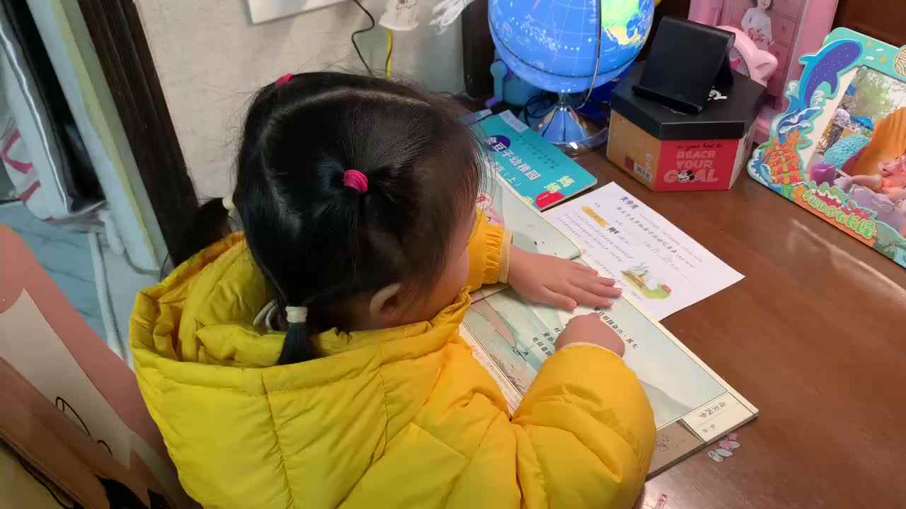 12.20大A班赵欣奕指读古诗夏日田园杂兴其七