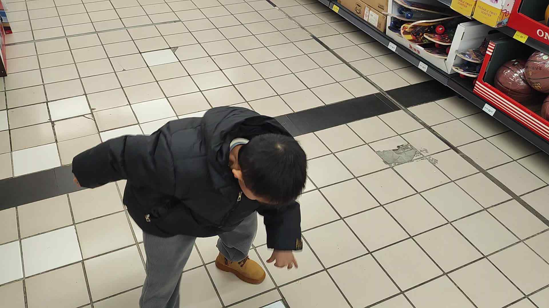 大b班刘倬宇拍球VID_20241210_201301.mp4