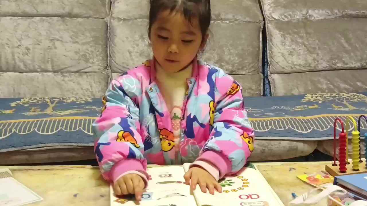 20241205学前B班任依恬指读拼音《复韵母ou》