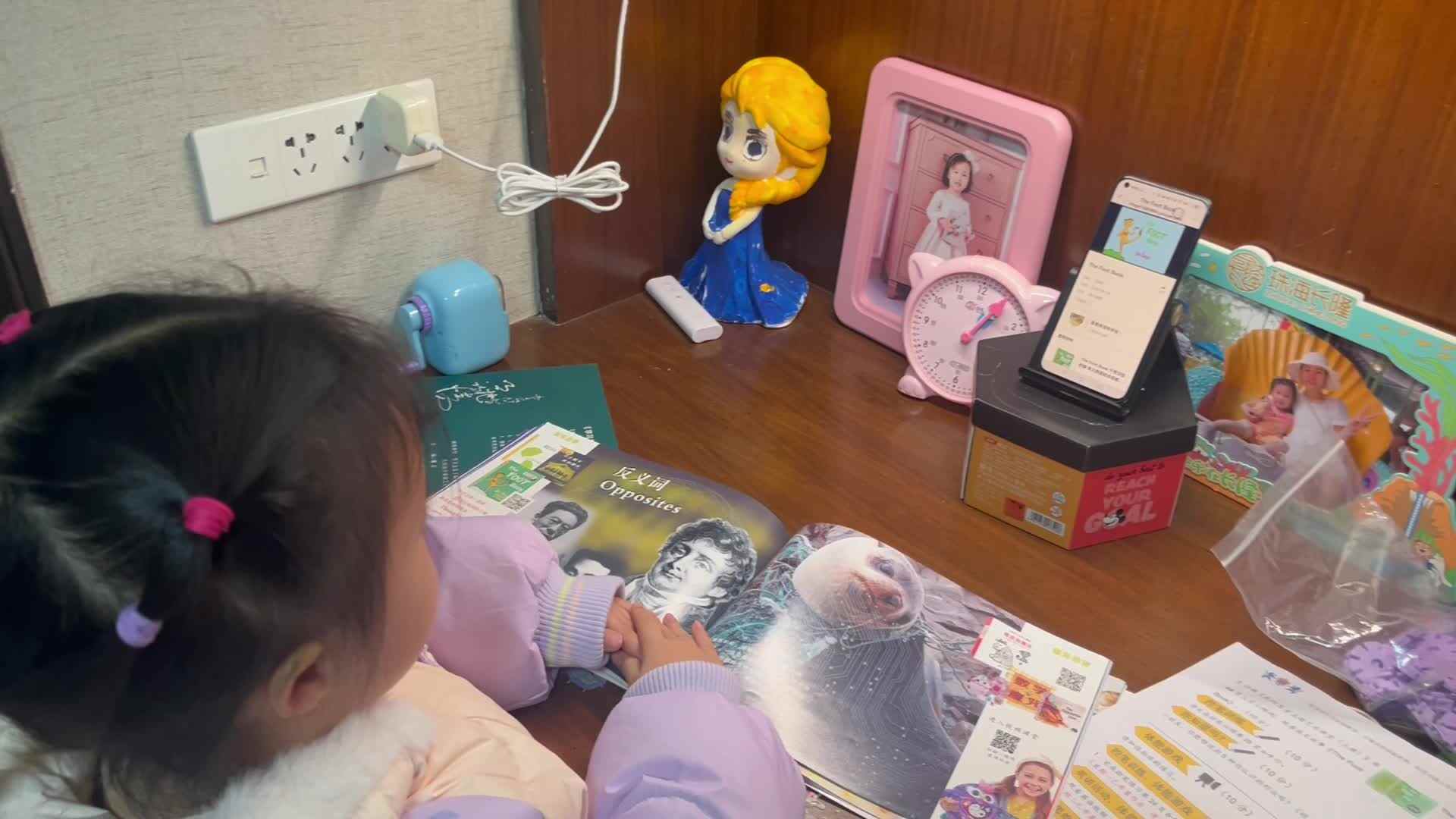 12.13大A班赵欣奕观看英语视频