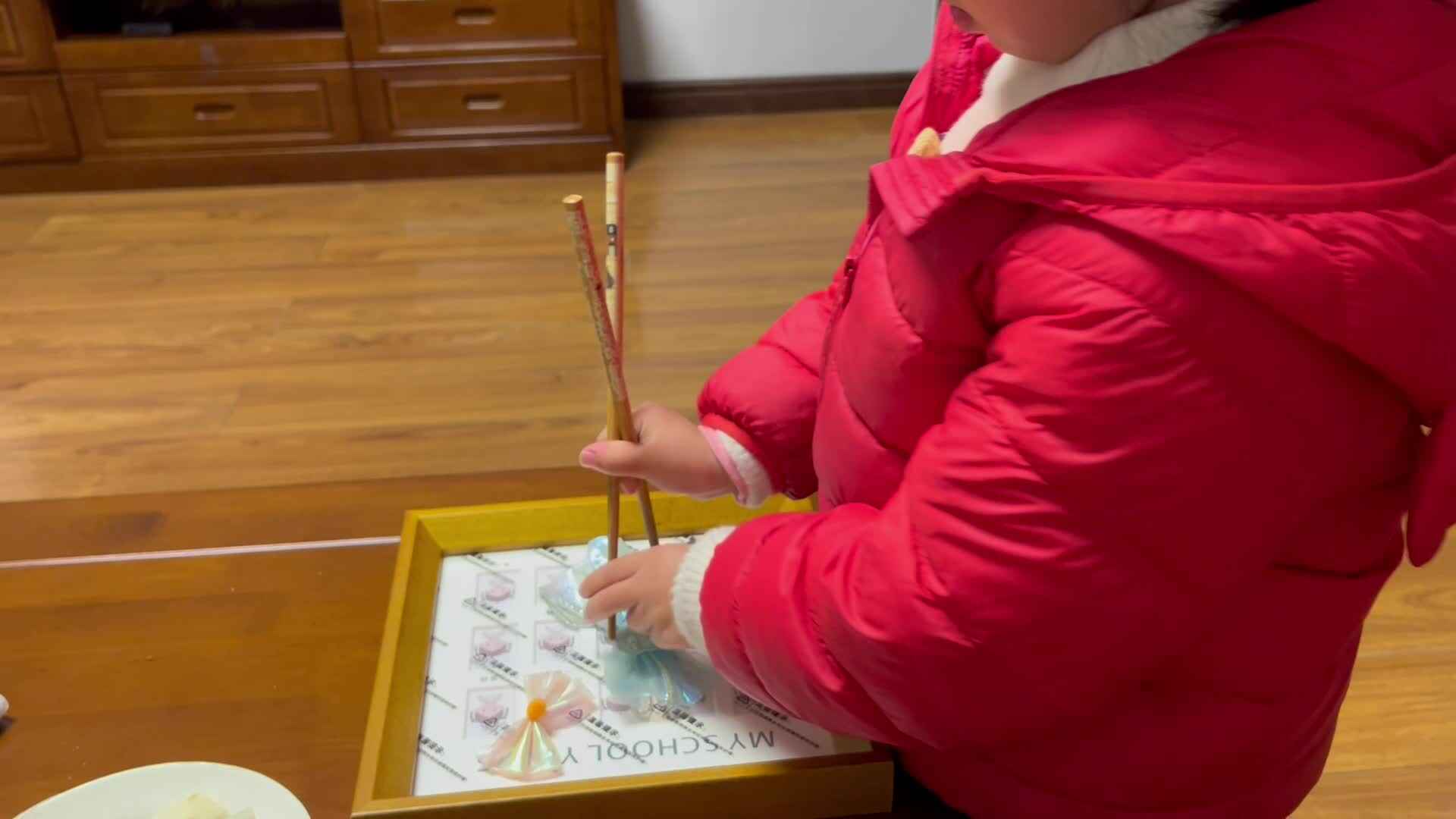大B班李茵琪练习使用筷子