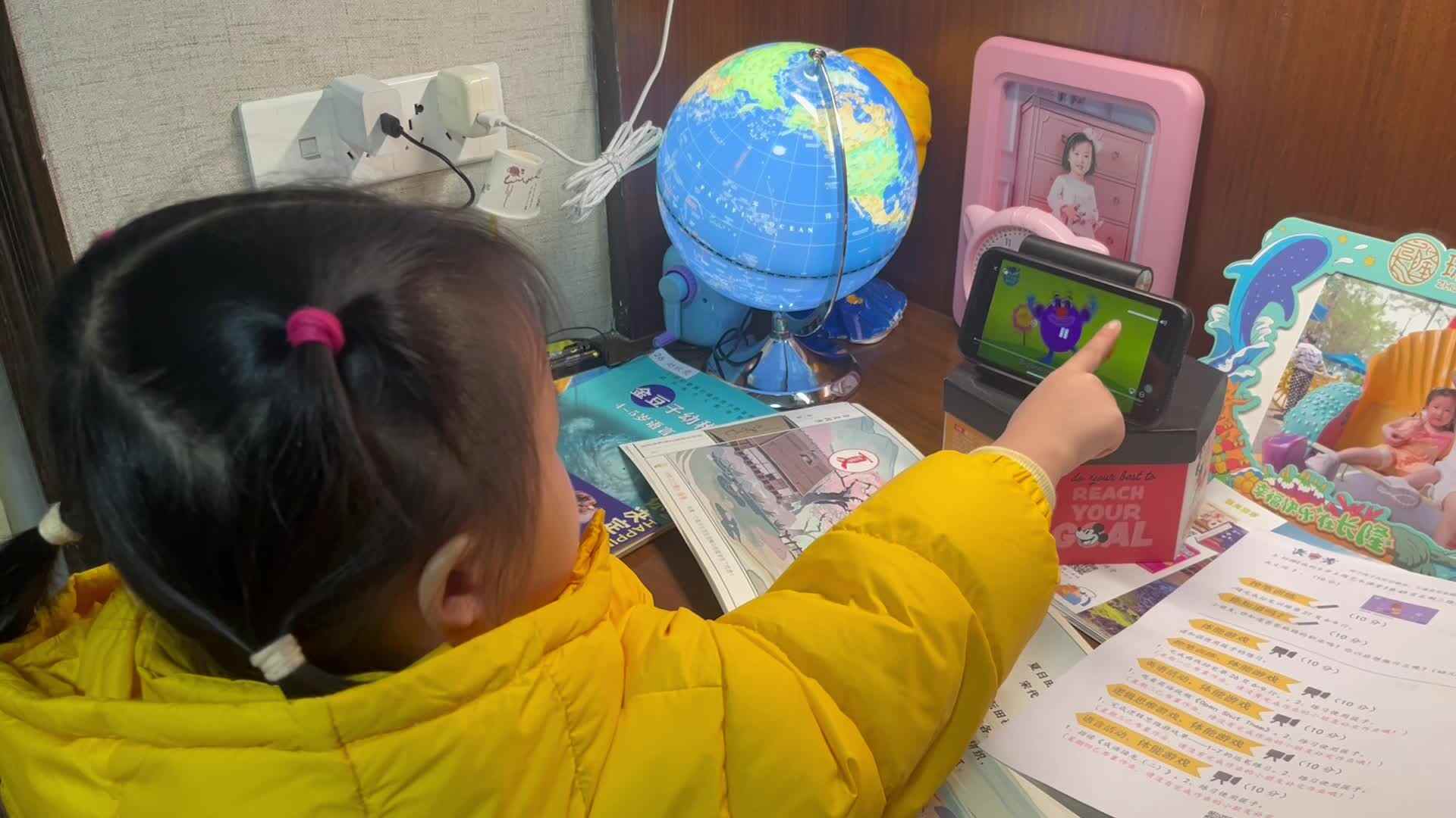 12.20大A班赵欣奕观看英语儿歌视频