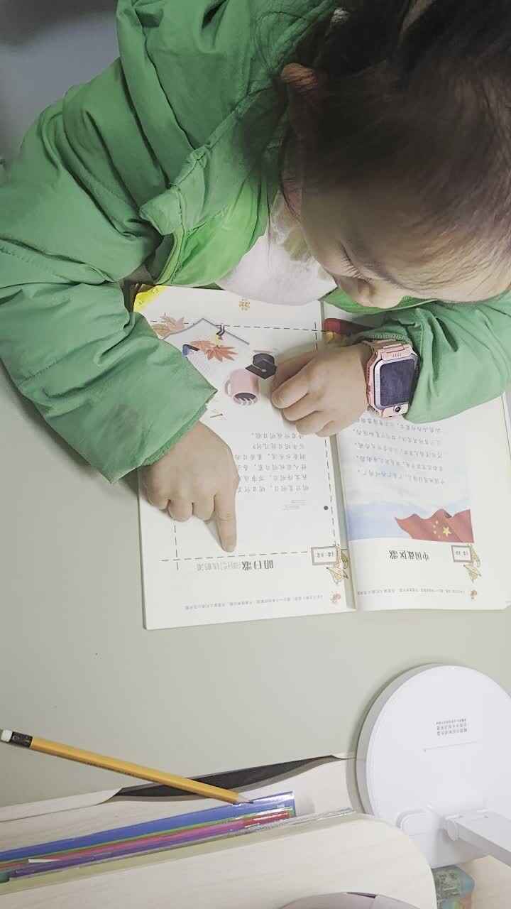 ⁣⁣2024年11月28日大B班谭诗锜指读儿歌《明日歌》