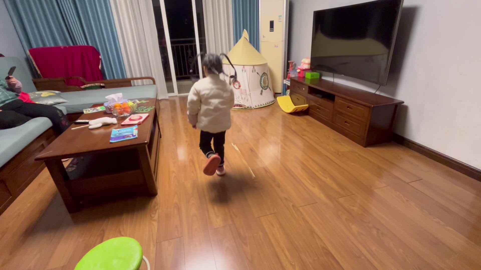 大B班李茵琪练习单脚连续跳