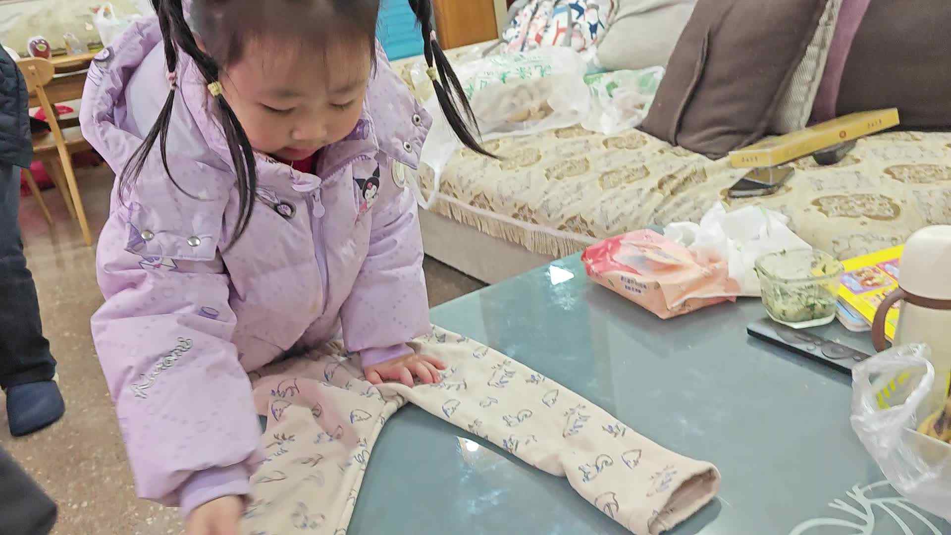 中A班2024.12.24张艺涵-叠裤子.mp4