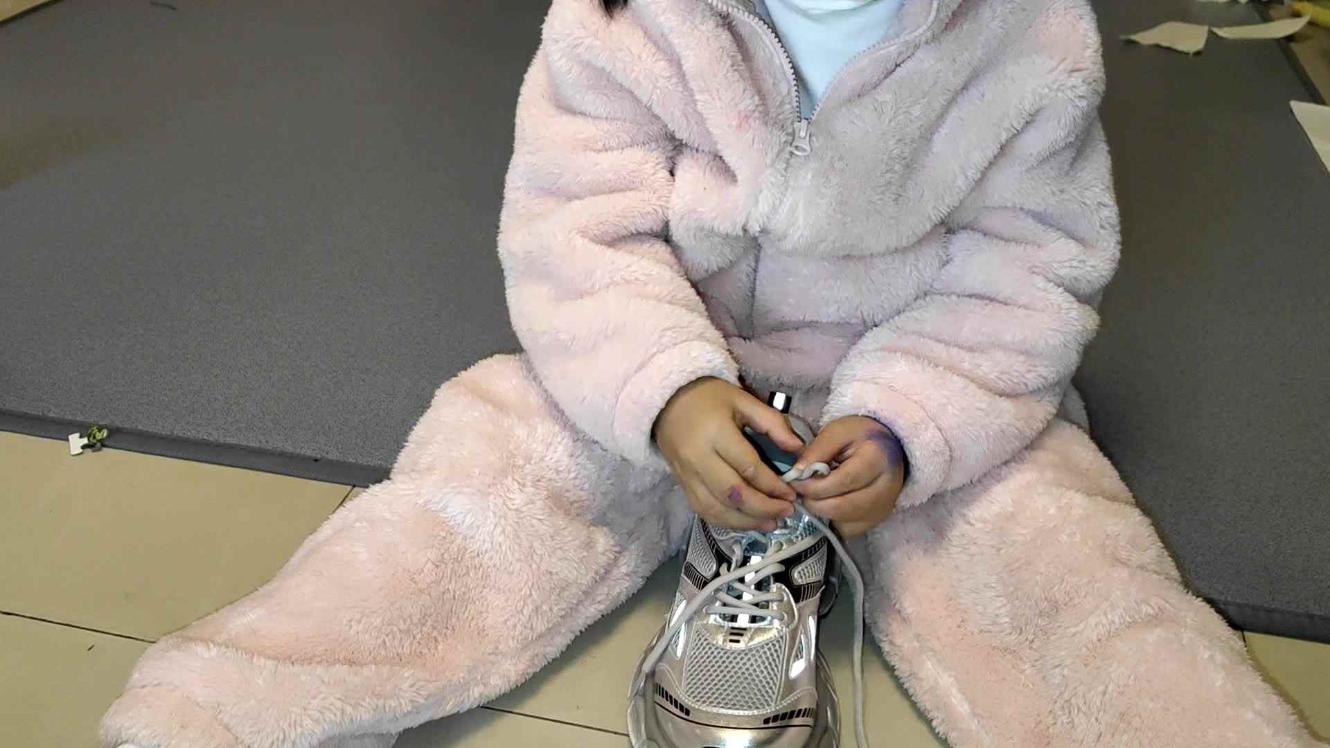 12.12学前A班李一可系鞋带