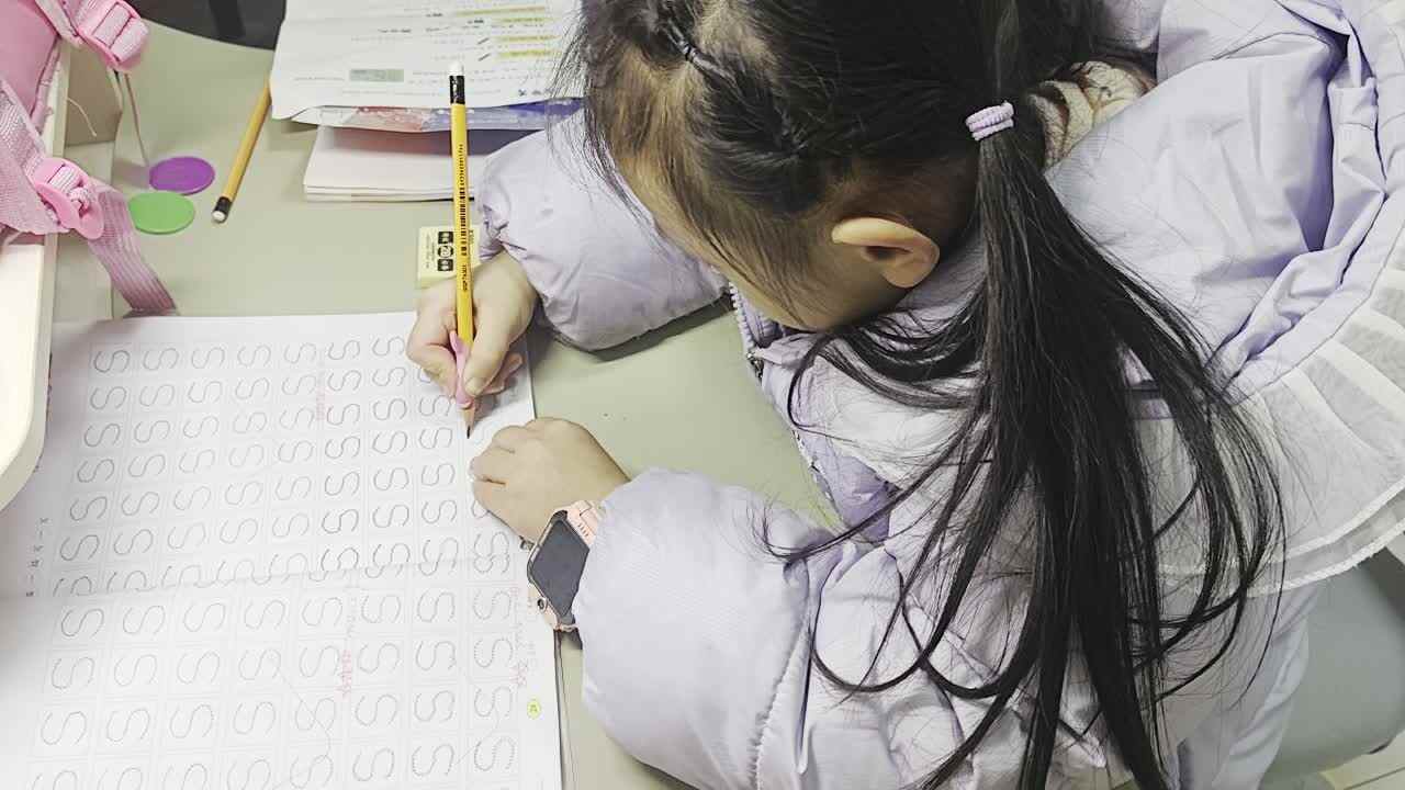 ⁣2024年12月14日大B班谭诗锜完成控笔训练25页6-9行