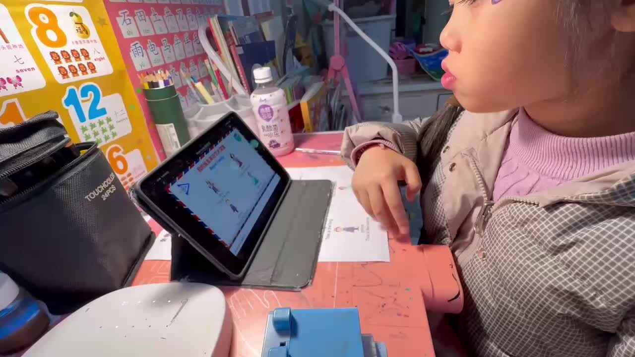 ⁣⁣⁣⁣⁣20241207大B班舒琳芯观看英语视频并跟读