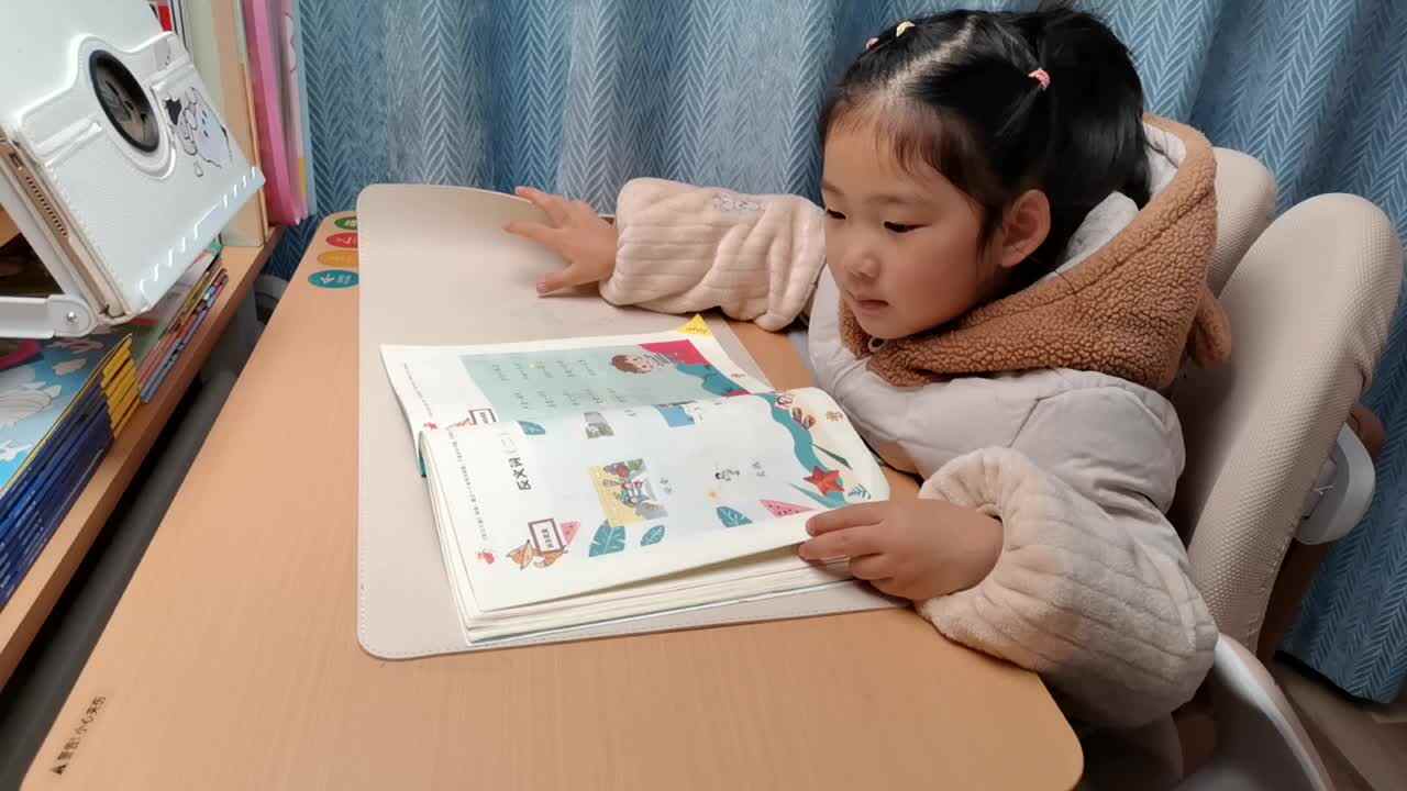 VID_20241226大B班宁汐言指读《反义词1》