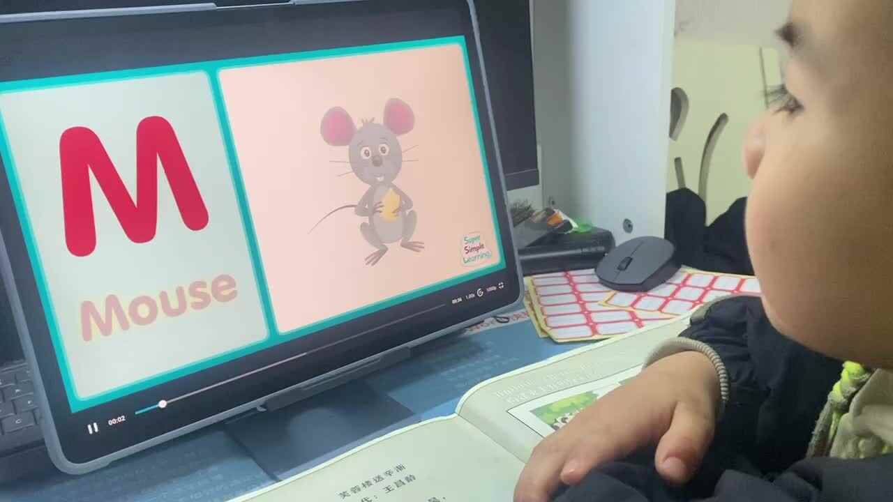 ⁣⁣大B班吕子垚观看英文视频（⁣⁣Uppercase M）和（Lowercase m）跟读20241213.MOV