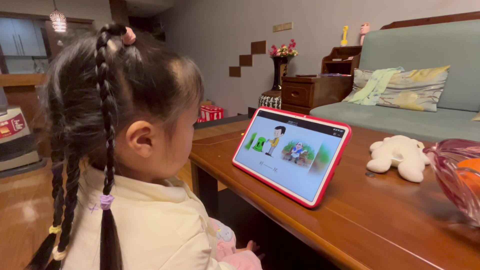 大B班李茵琪观看视频并指读《反义词一》