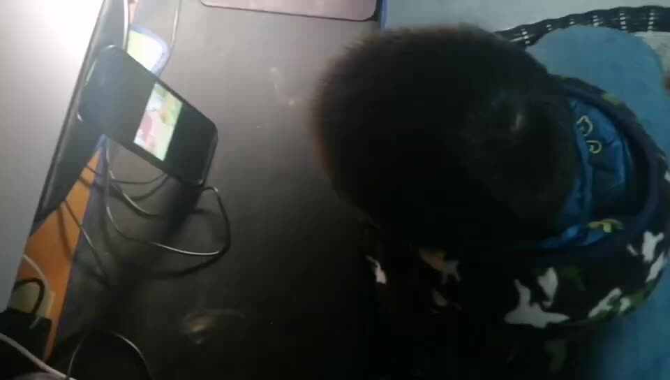 ⁣⁣⁣⁣中A班2024.12.23李柯佑看英语视频.mp4