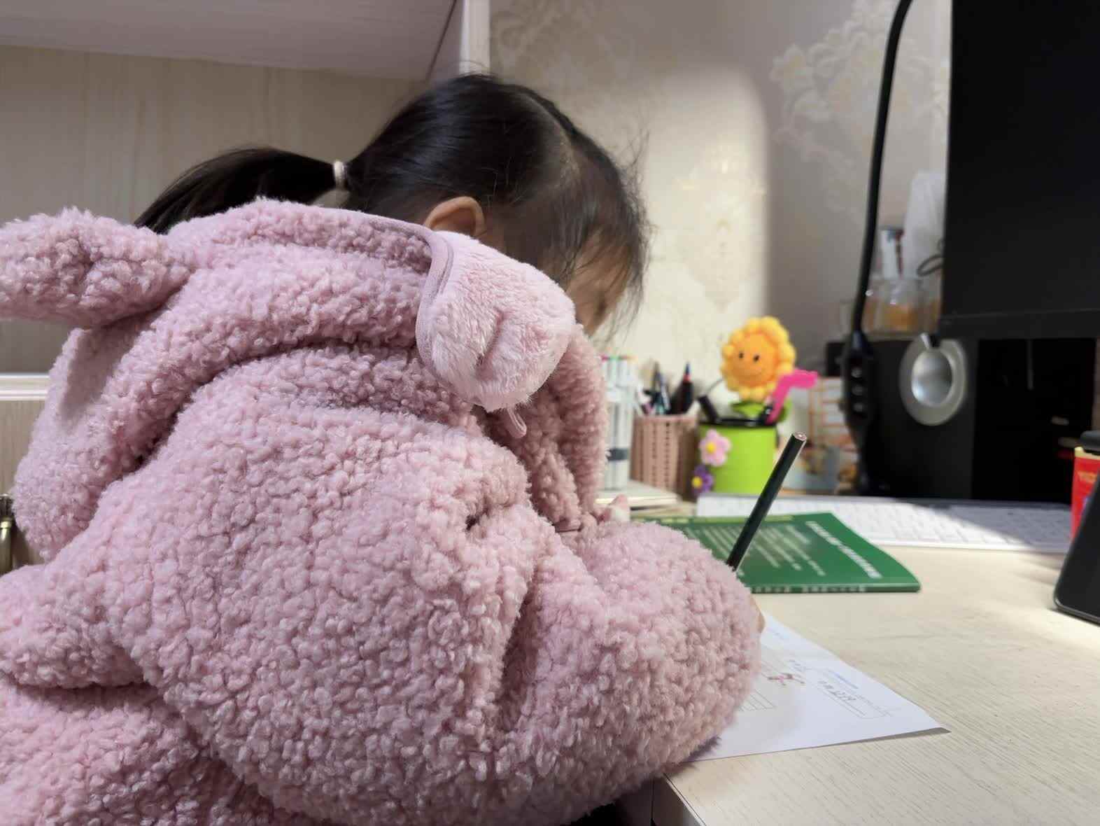 学前B班蒲依诺2024.12.19日书写朗读(前鼻韵母un).mp4